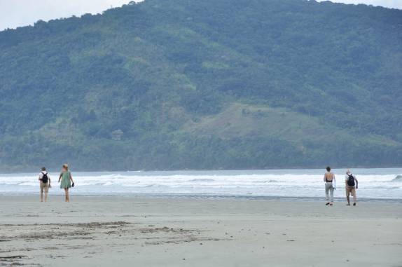 Caminhando na praia da Fazenda em Picinguaba, no litoral norte de São Paulo